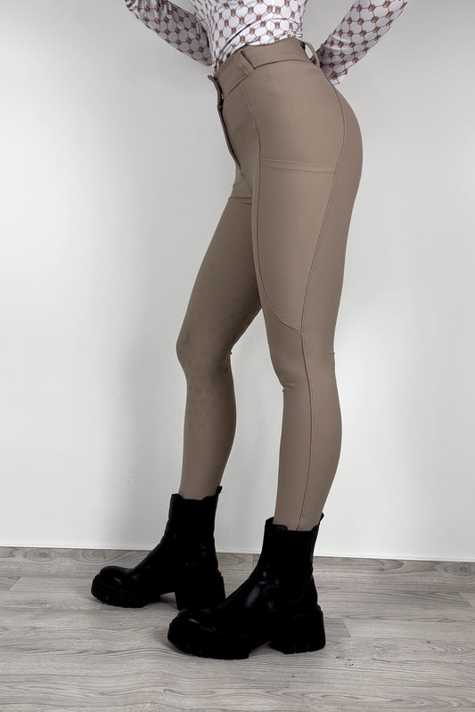 reitleggings beige hoher bund handytaschen gürtelschlaufen reiten dressur lange beine