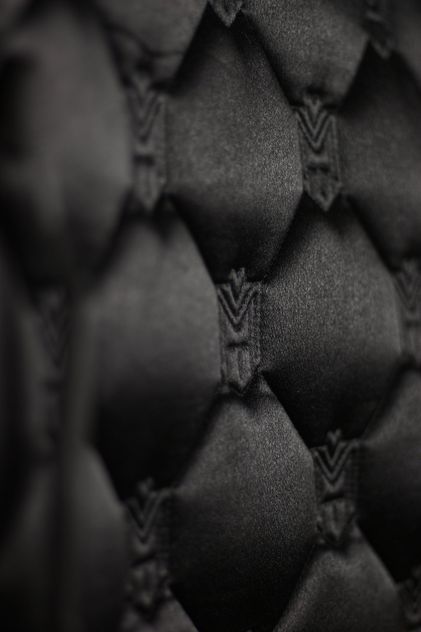 Einzigartige Satteldecke Gold oder Schwarz Dressur | Atmungsaktive Schabracke mit Satin & Griff