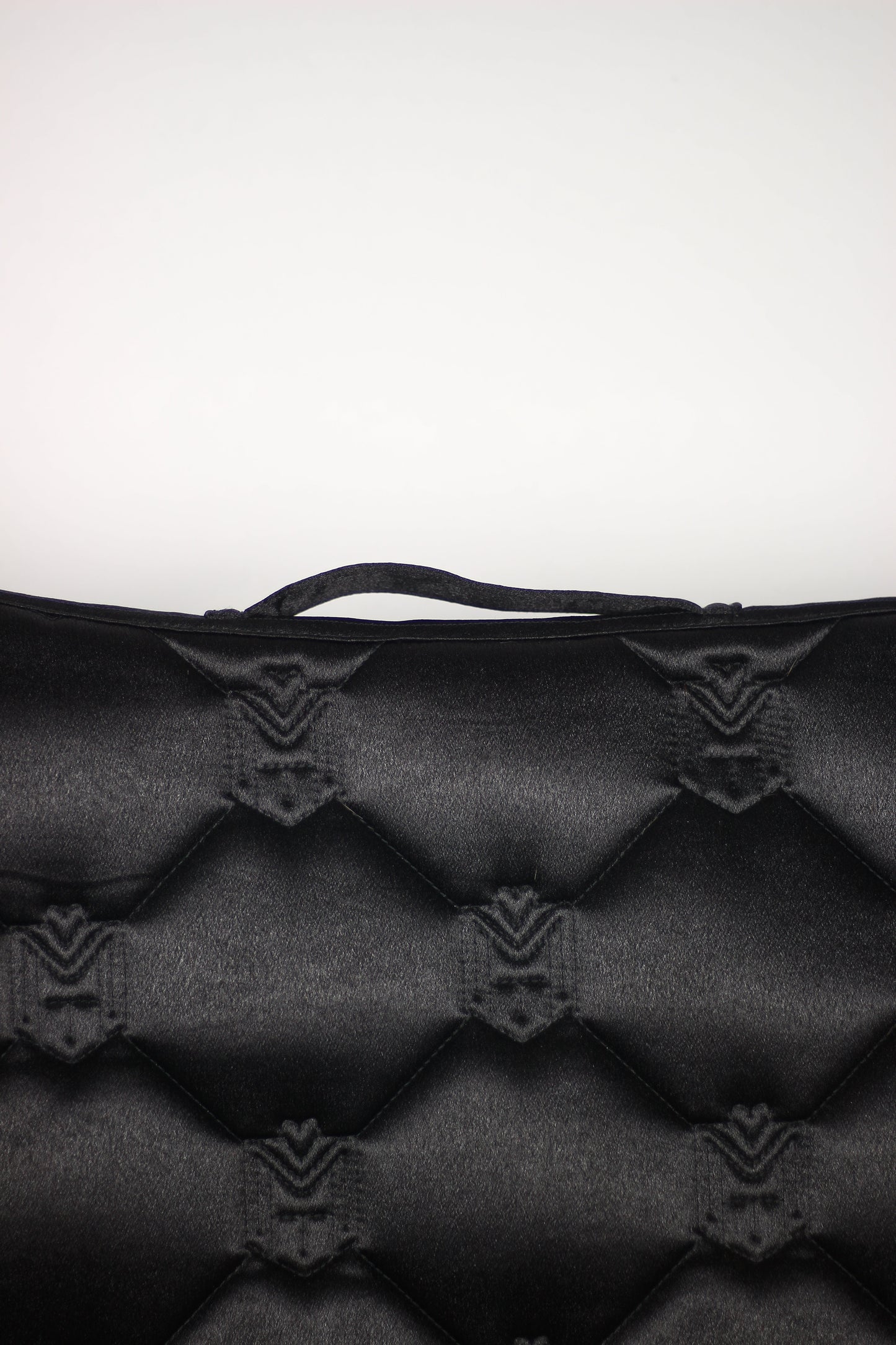 Einzigartige Satteldecke Gold oder Schwarz Dressur | Atmungsaktive Schabracke mit Satin & Griff