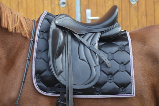 Einzigartige Satteldecke Gold oder Schwarz Dressur | Atmungsaktive Schabracke mit Satin & Griff
