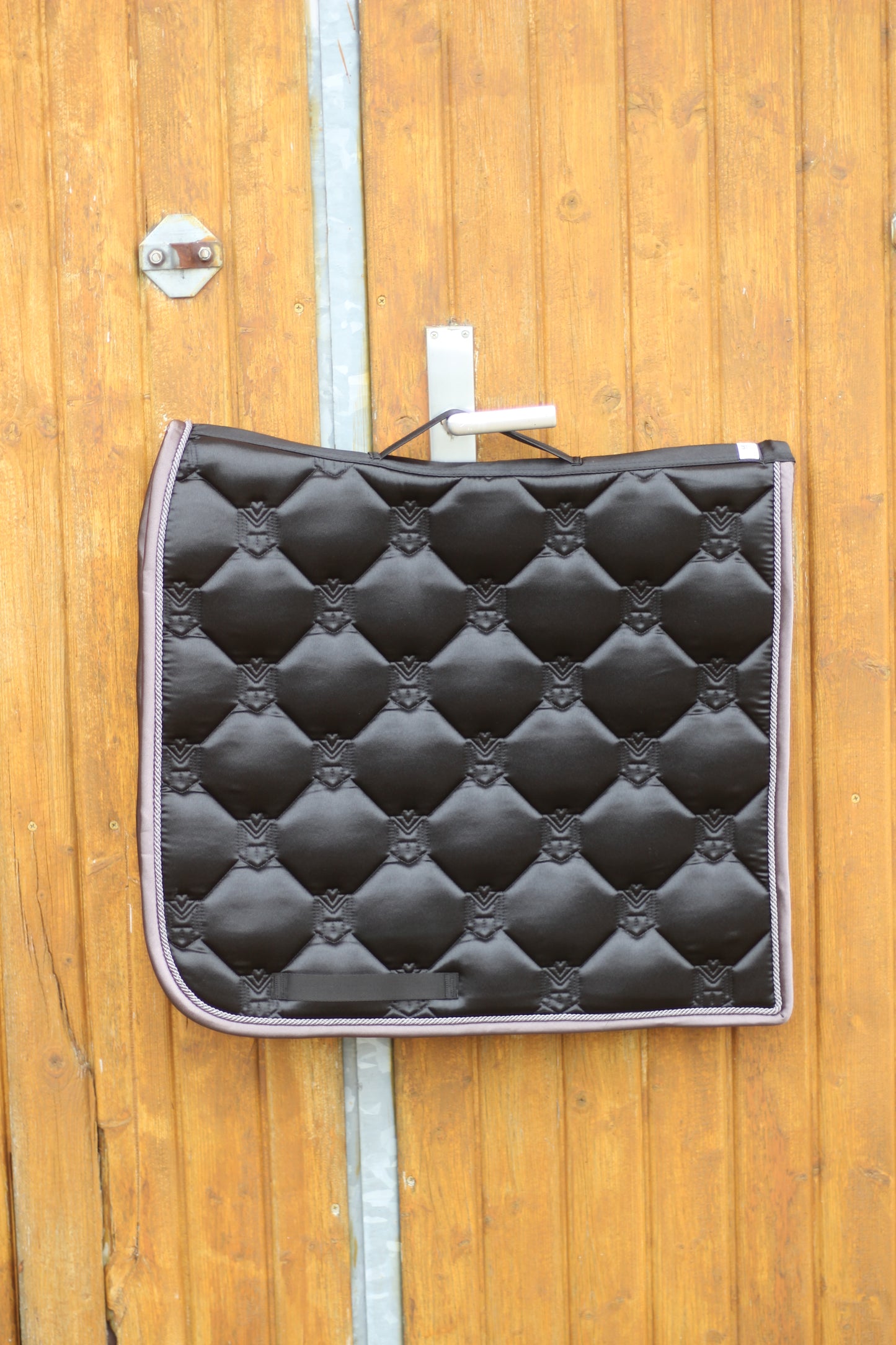 Einzigartige Satteldecke Gold oder Schwarz Dressur | Atmungsaktive Schabracke mit Satin & Griff