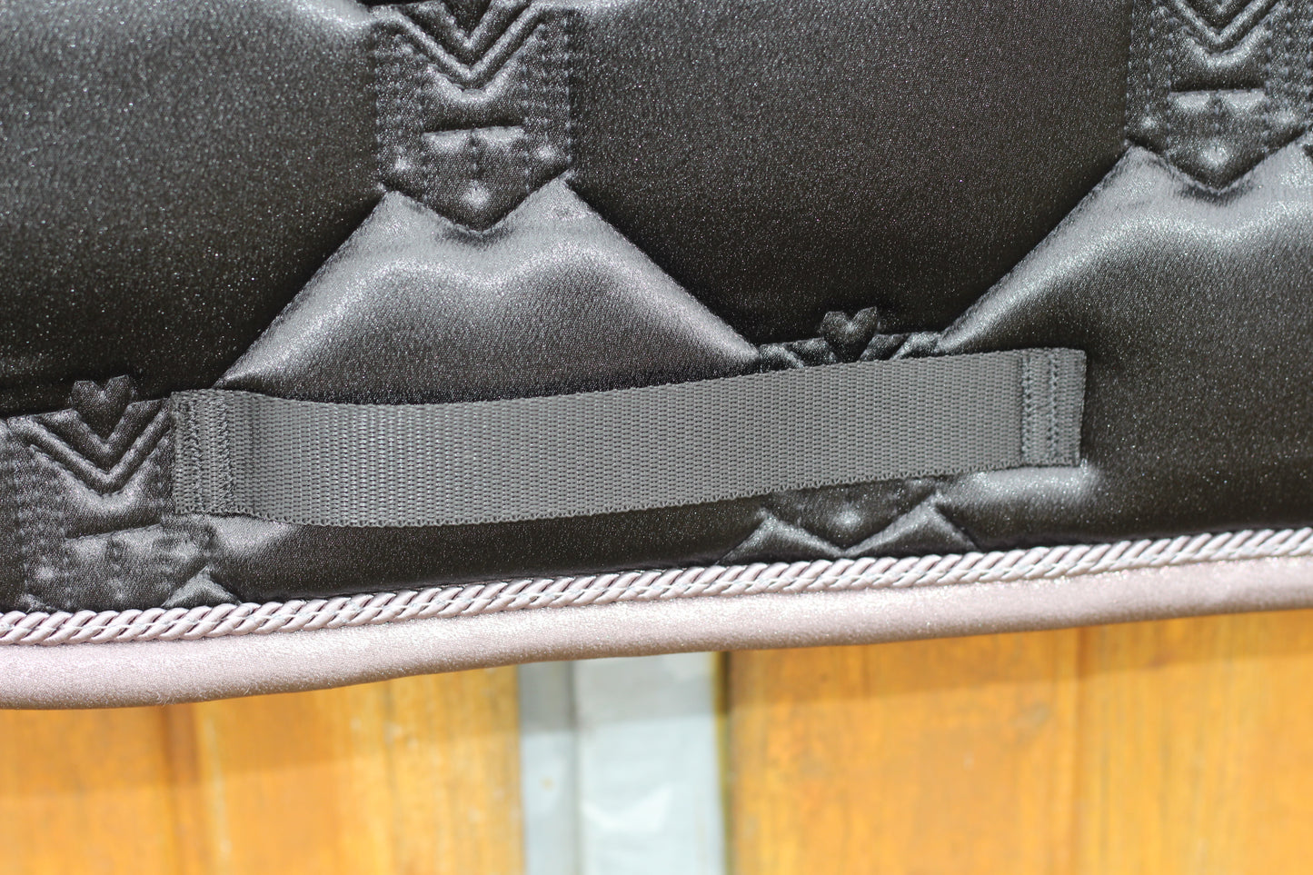 Einzigartige Satteldecke Gold oder Schwarz Dressur | Atmungsaktive Schabracke mit Satin & Griff