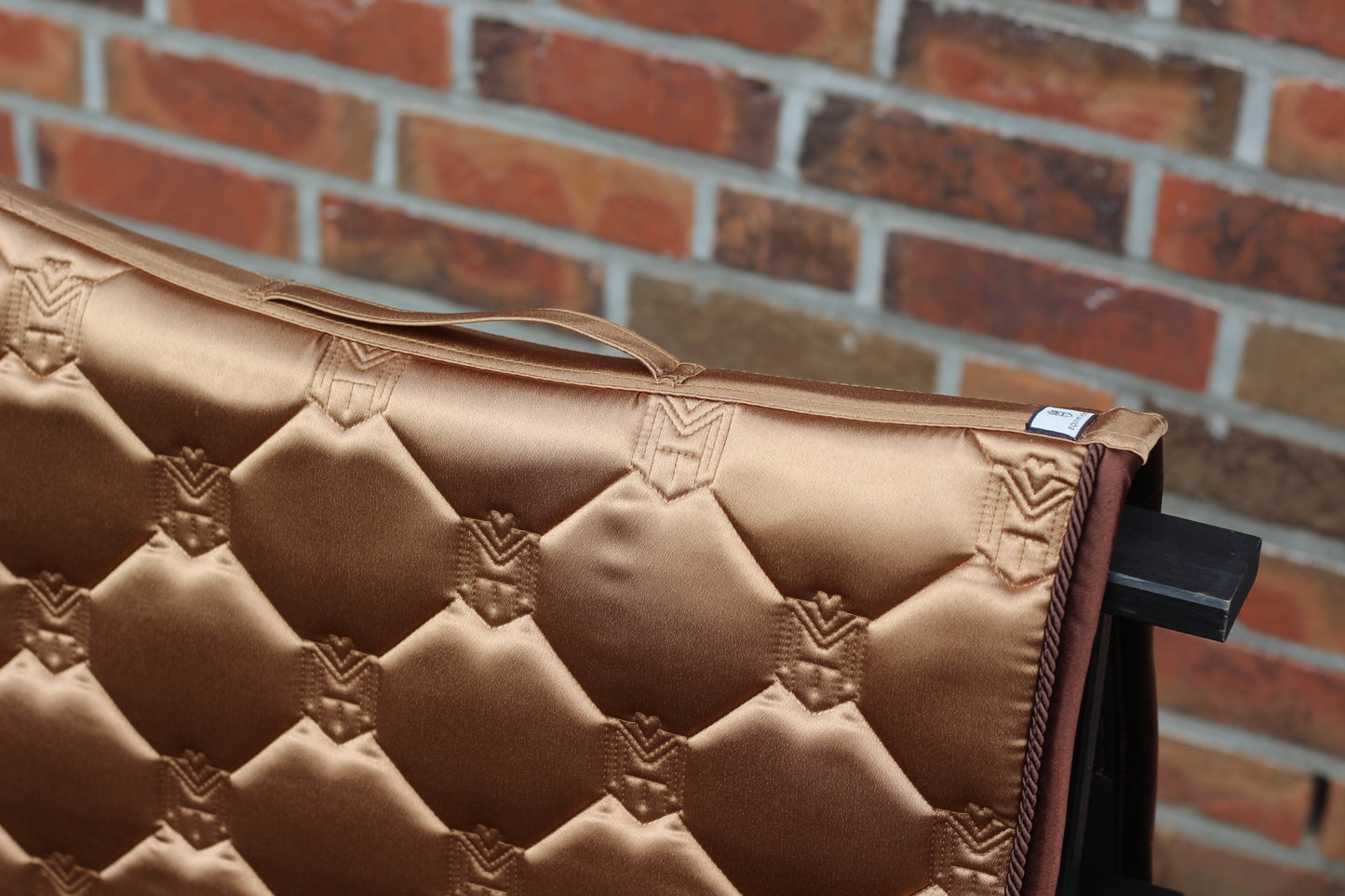 Einzigartige Satteldecke Gold oder Schwarz Dressur | Atmungsaktive Schabracke mit Satin & Griff