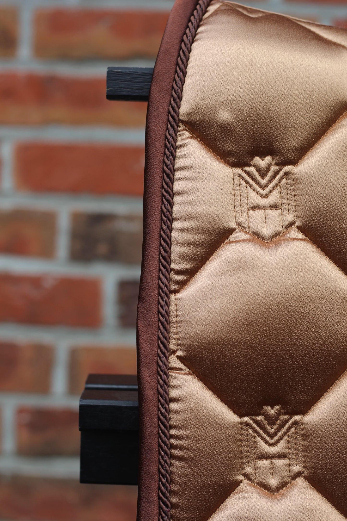 Einzigartige Satteldecke Gold oder Schwarz Dressur | Atmungsaktive Schabracke mit Satin & Griff