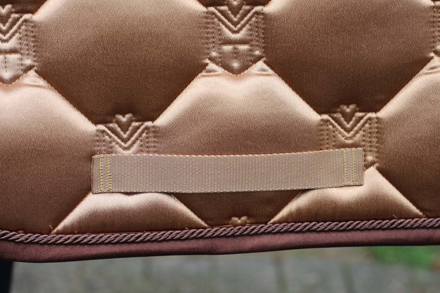 Einzigartige Satteldecke Gold oder Schwarz Dressur | Atmungsaktive Schabracke mit Satin & Griff
