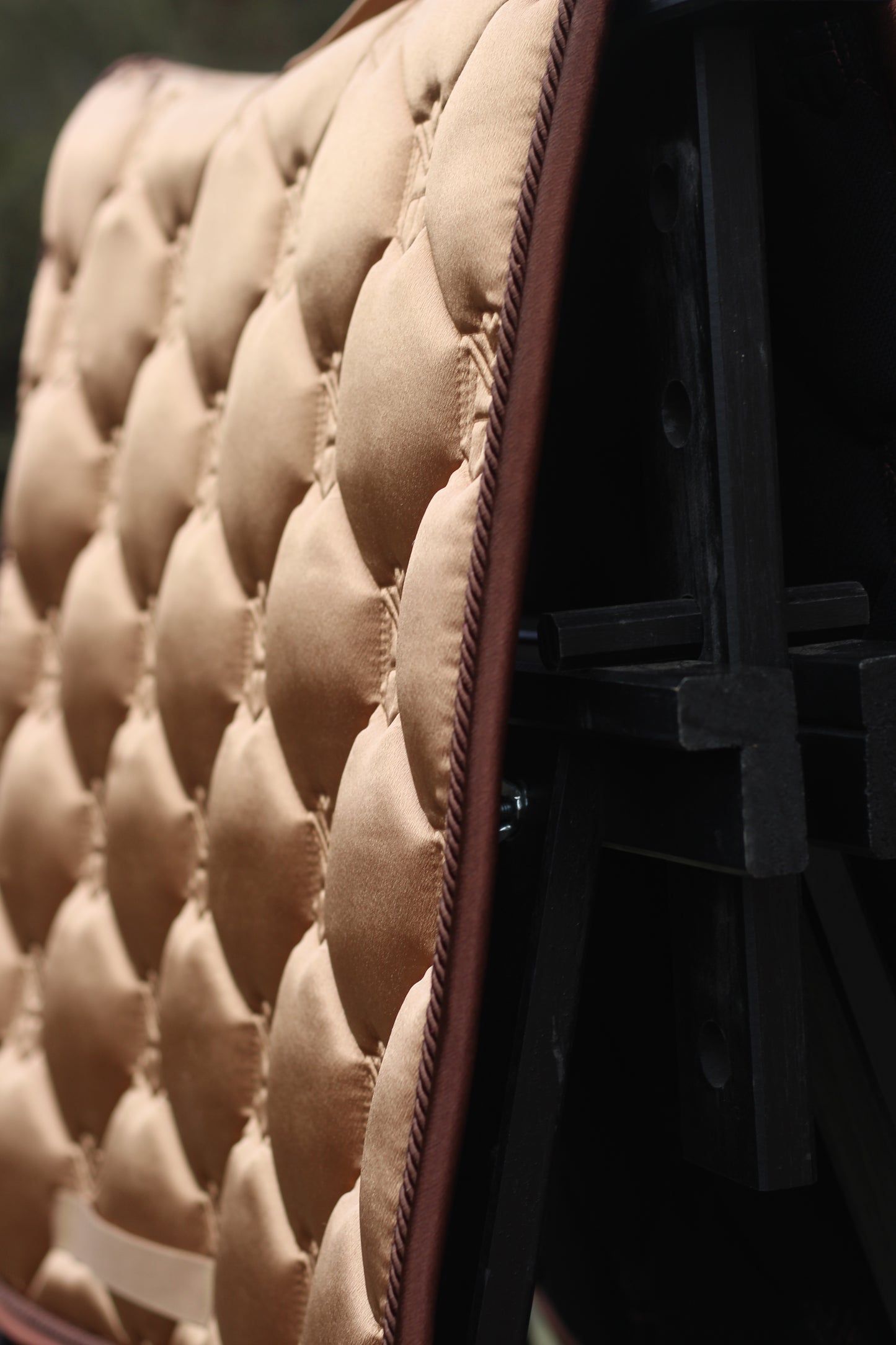 Einzigartige Satteldecke Gold oder Schwarz Dressur | Atmungsaktive Schabracke mit Satin & Griff