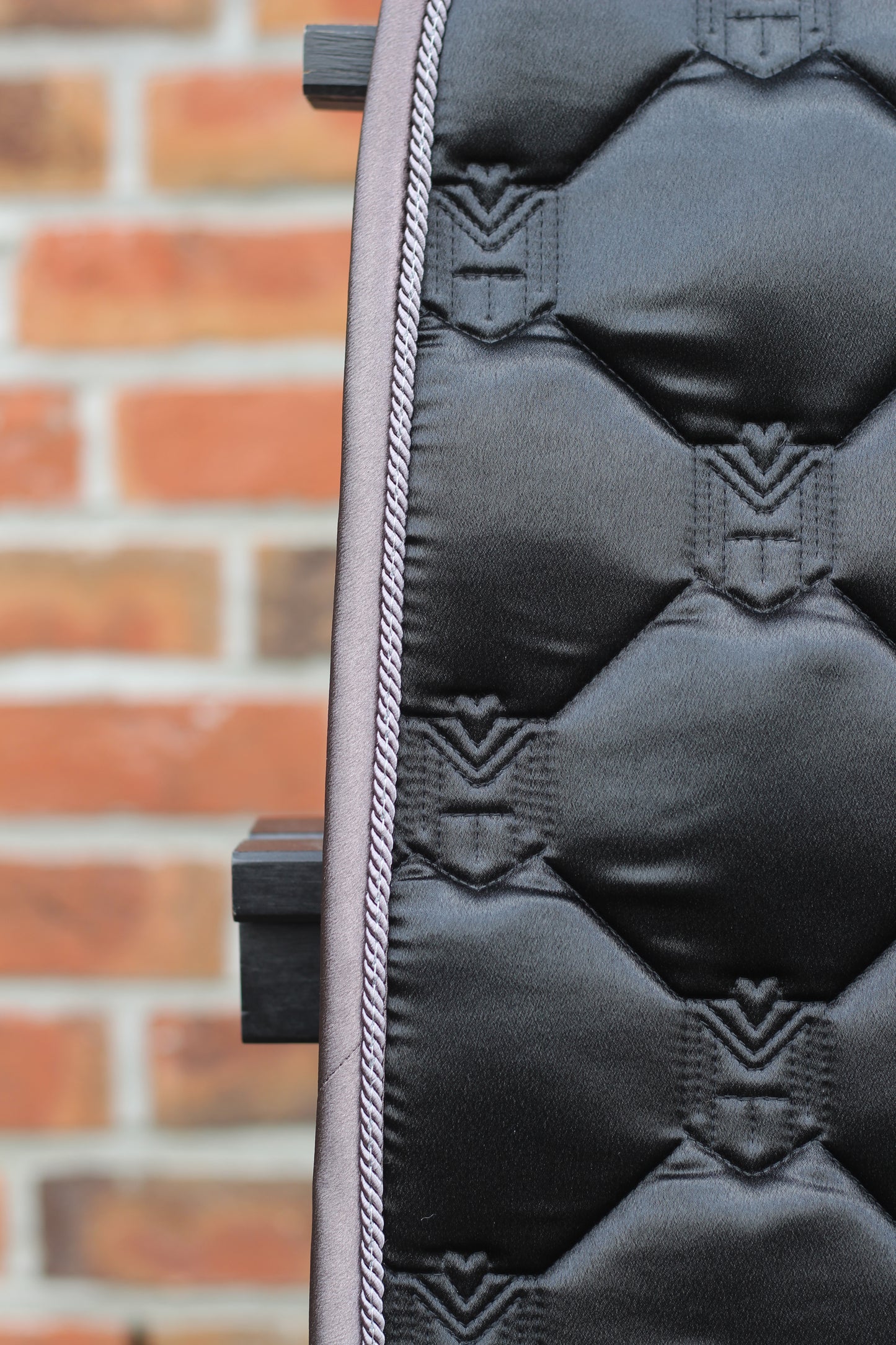 Einzigartige Satteldecke Gold oder Schwarz Dressur | Atmungsaktive Schabracke mit Satin & Griff