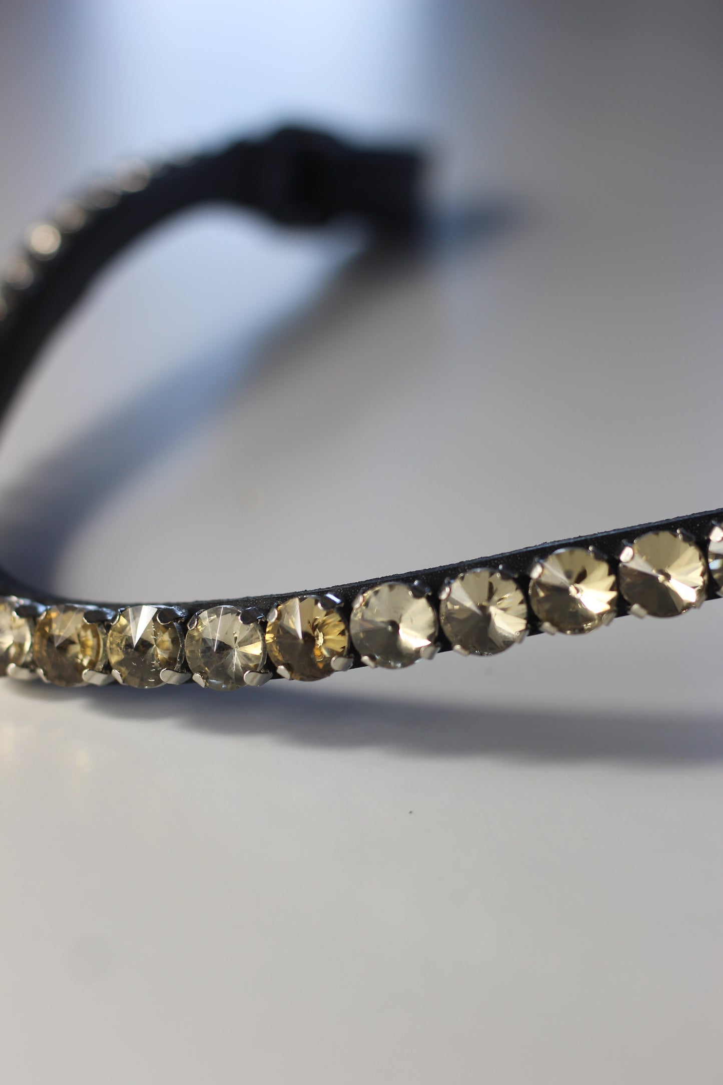 Glitzer Stirnriemen - Schnellverschluss - schwarzes Leder