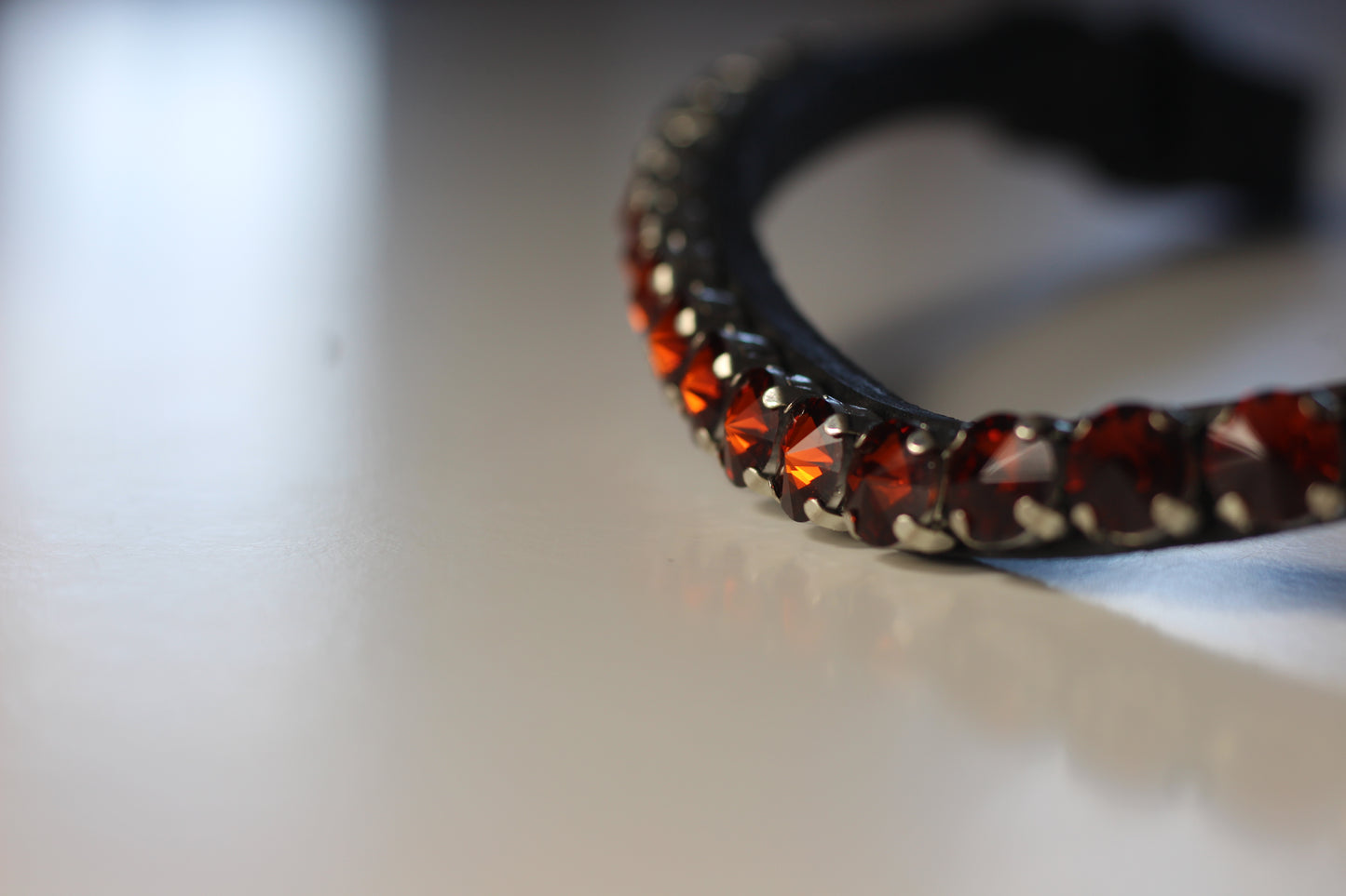 Glitzer Stirnriemen - Schnellverschluss - schwarzes Leder