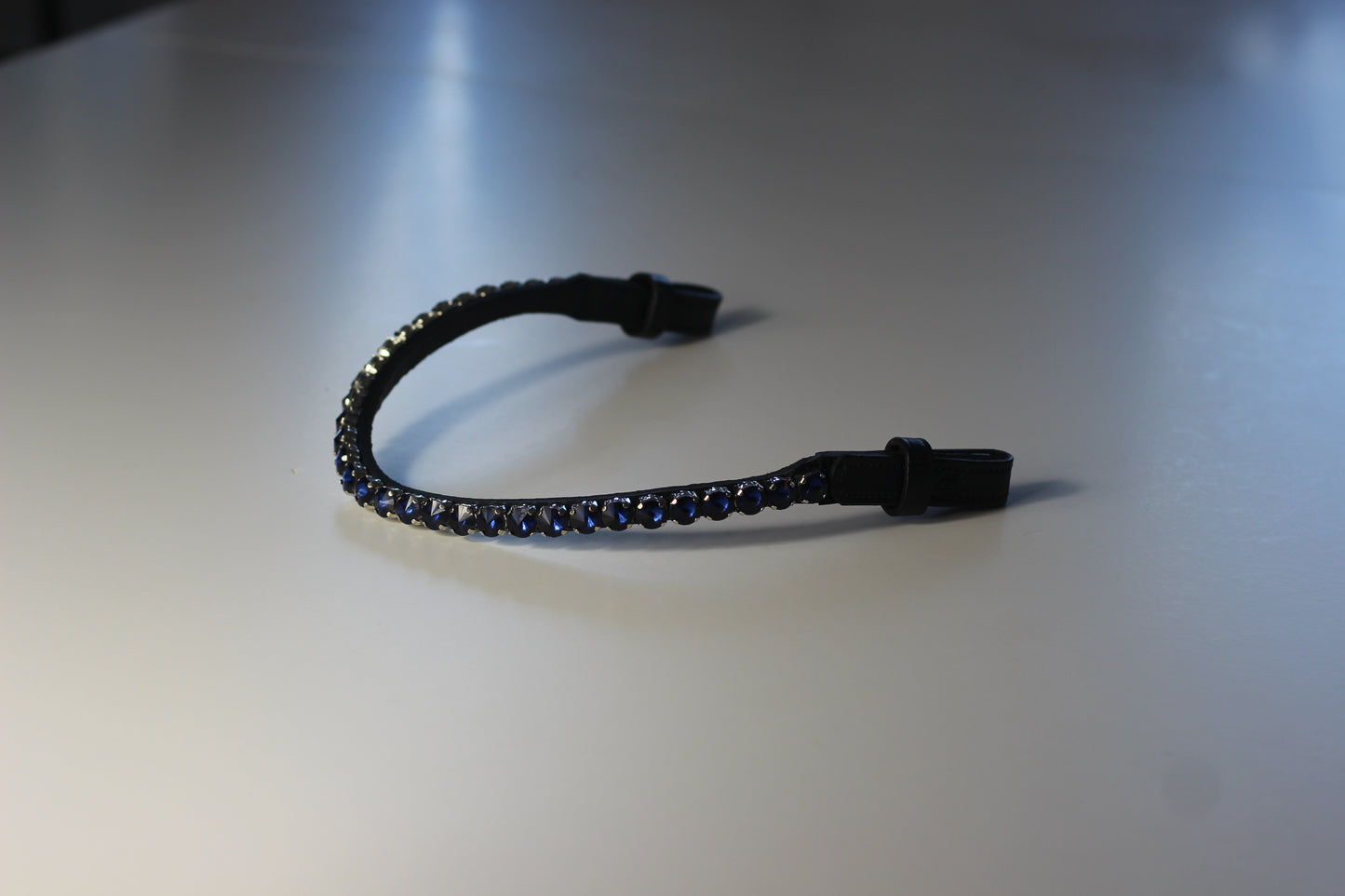 Glitzer Stirnriemen - Schnellverschluss - schwarzes Leder