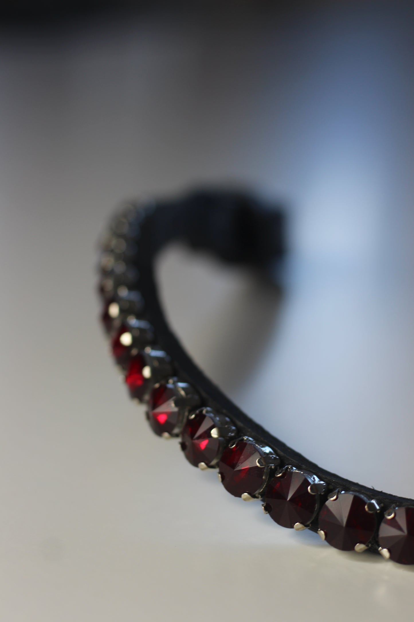 Glitzer Stirnriemen - Schnellverschluss - schwarzes Leder