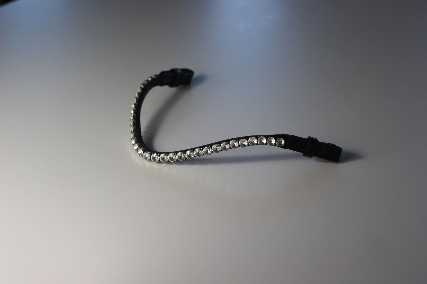 Glitzer Stirnriemen - Schnellverschluss - schwarzes Leder