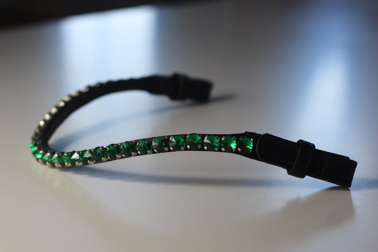 Glitzer Stirnriemen - Schnellverschluss - schwarzes Leder