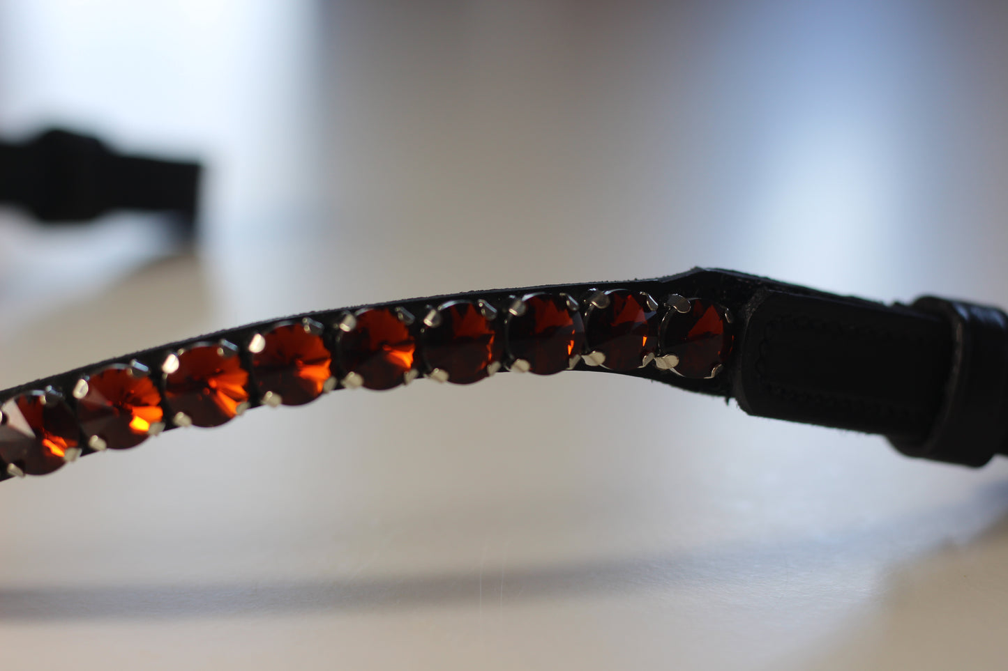 Glitzer Stirnriemen - Schnellverschluss - schwarzes Leder