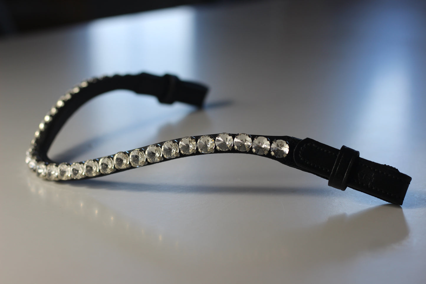 Glitzer Stirnriemen - Schnellverschluss - schwarzes Leder