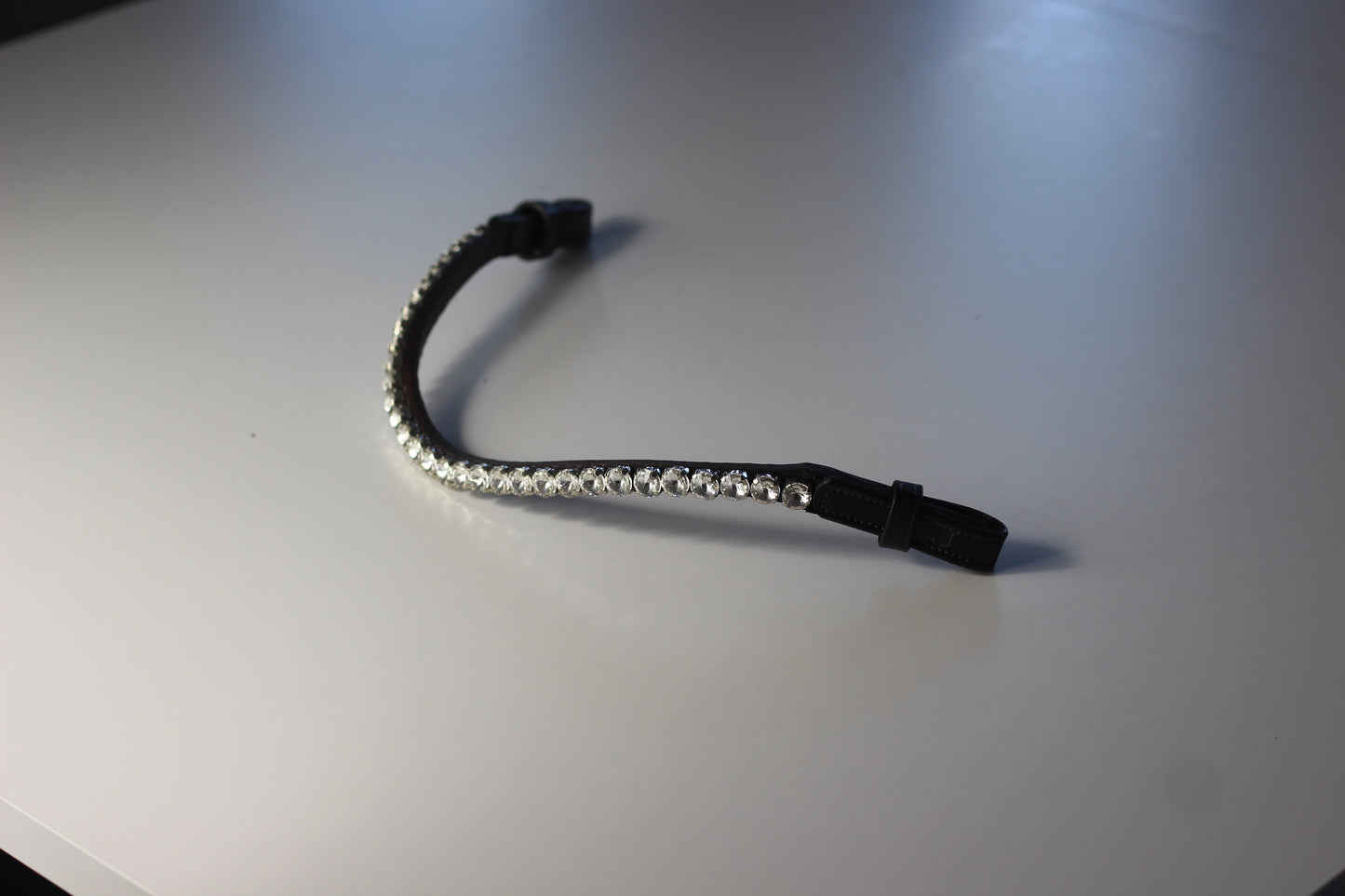 Glitzer Stirnriemen - Schnellverschluss - schwarzes Leder