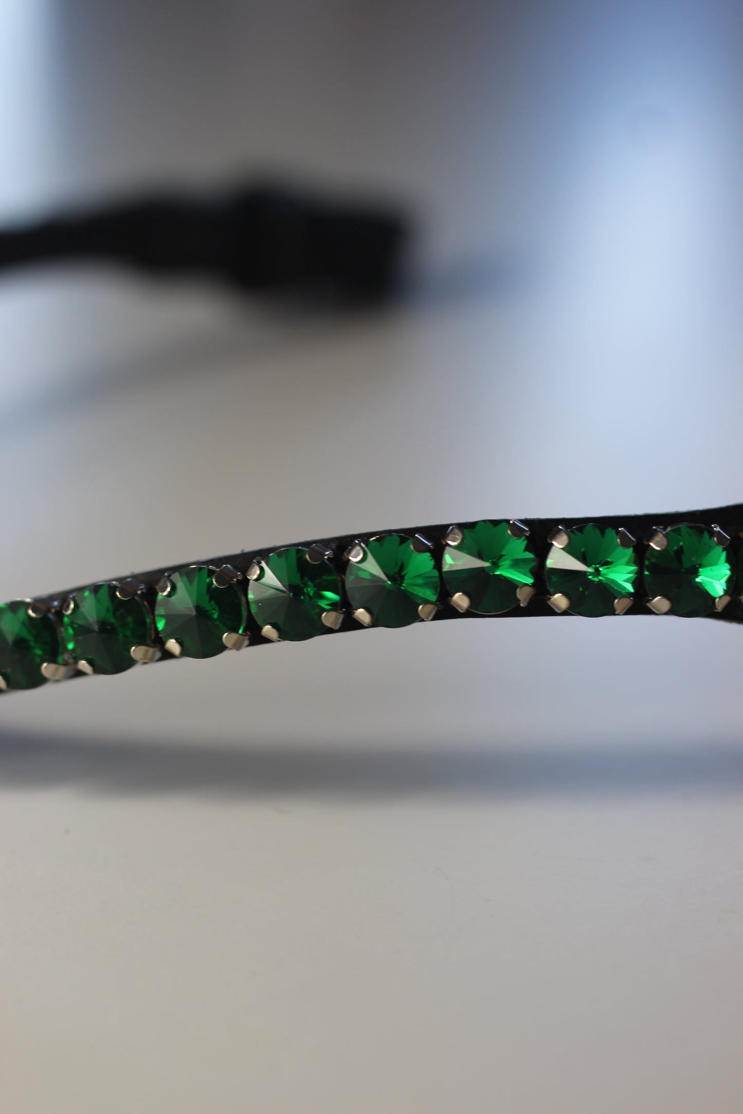 Glitzer Stirnriemen - Schnellverschluss - schwarzes Leder