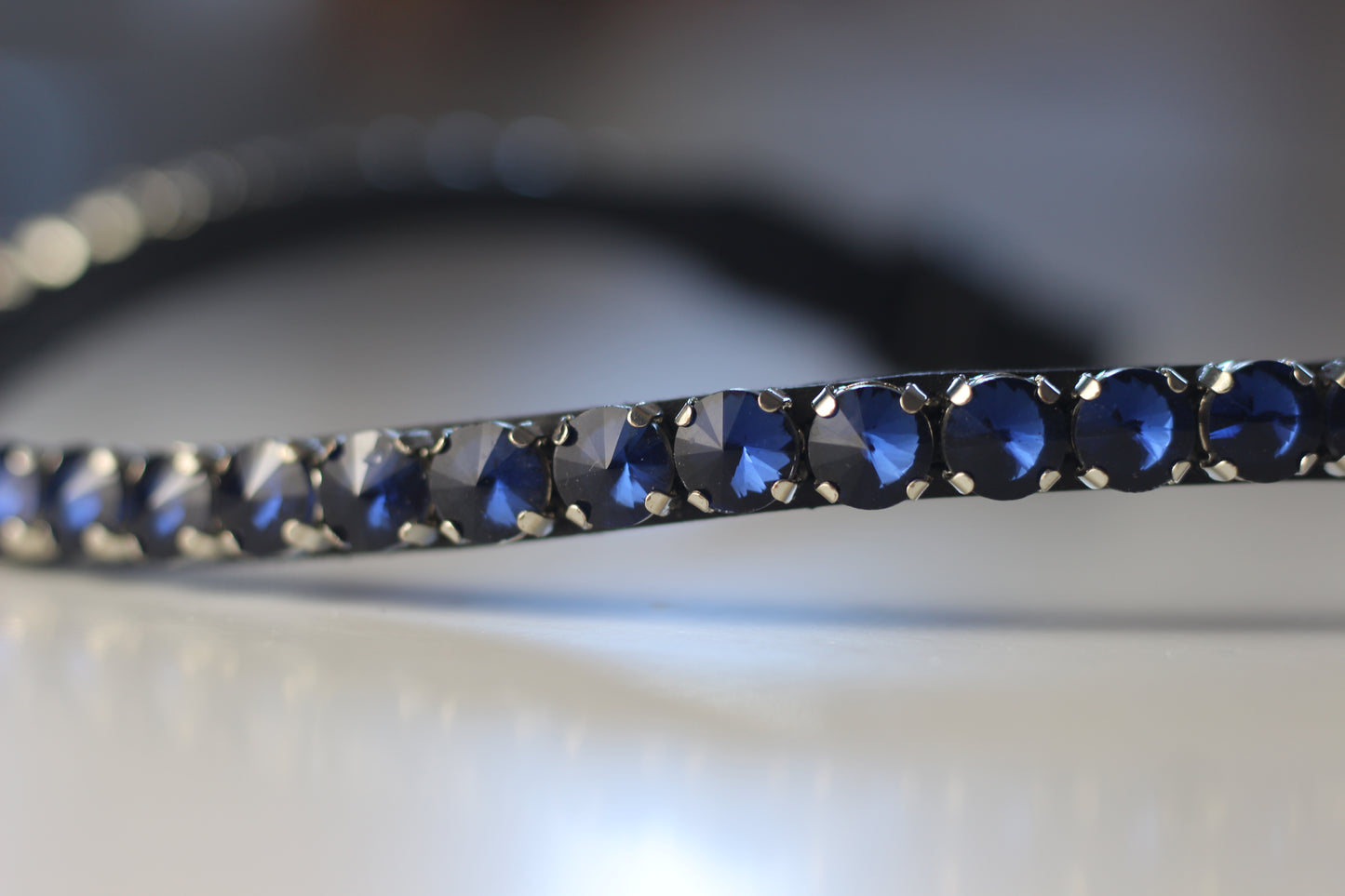 Glitzer Stirnriemen - Schnellverschluss - schwarzes Leder