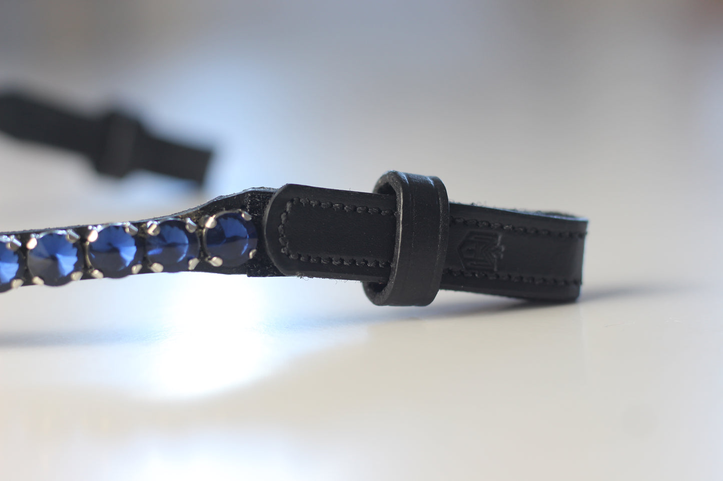 Glitzer Stirnriemen - Schnellverschluss - schwarzes Leder