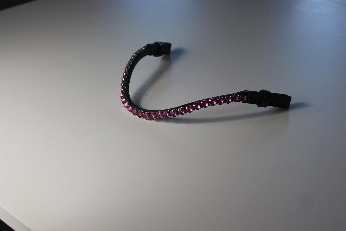 Glitzer Stirnriemen - Schnellverschluss - schwarzes Leder