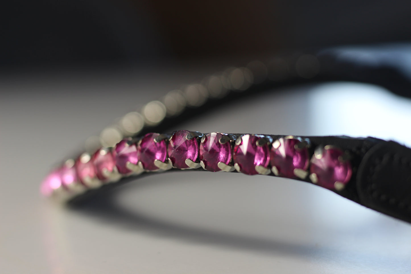 Glitzer Stirnriemen - Schnellverschluss - schwarzes Leder