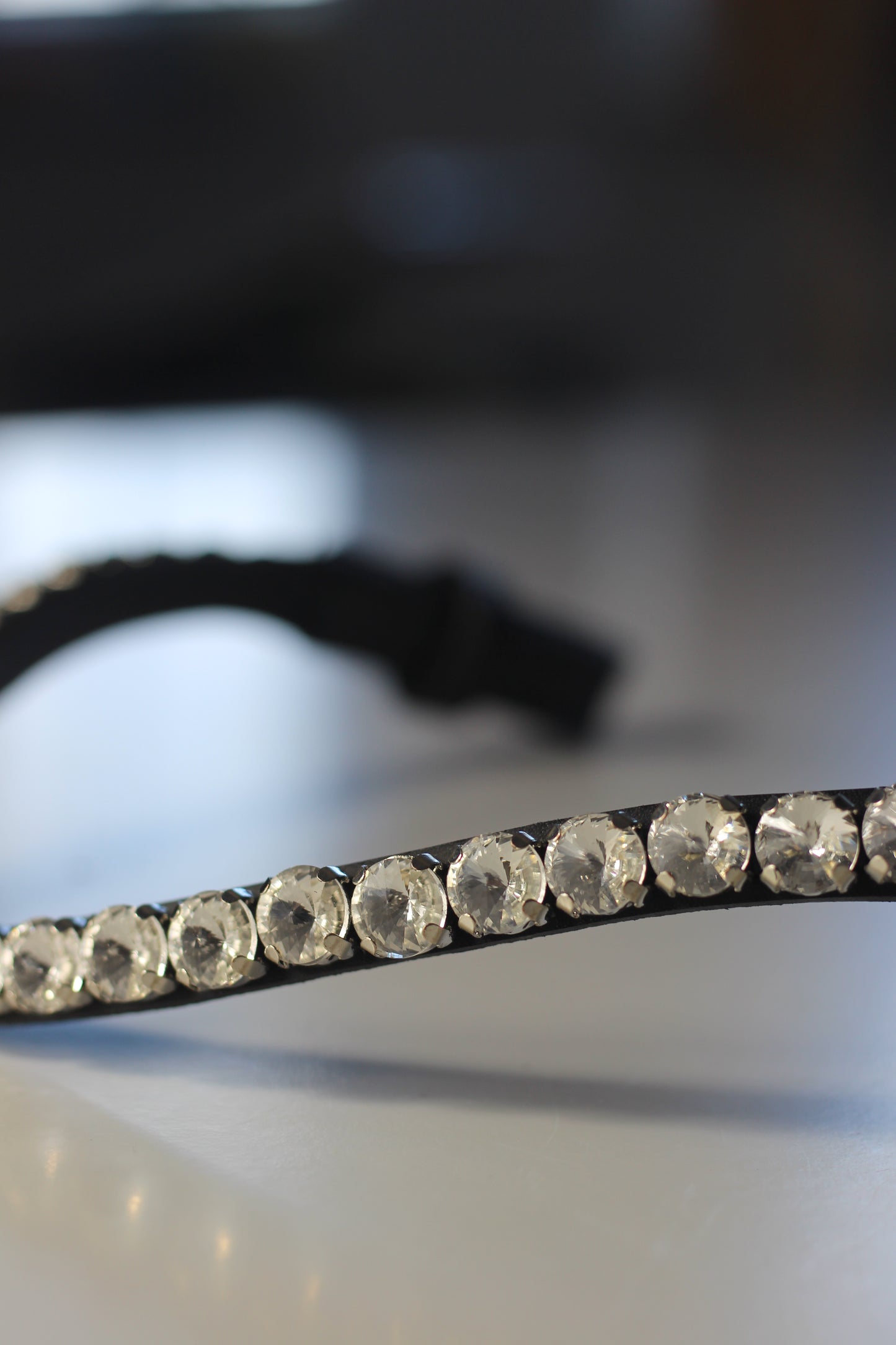 Glitzer Stirnriemen - Schnellverschluss - schwarzes Leder